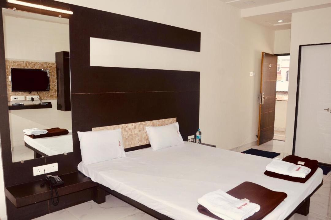 Hotel Mangalam Kurandvad Exterior photo