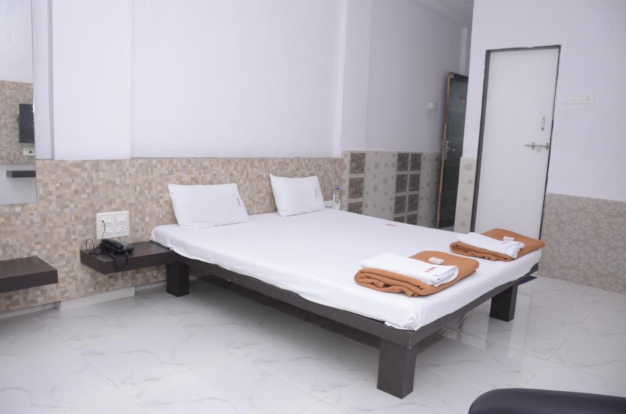 Hotel Mangalam Kurandvad Exterior photo