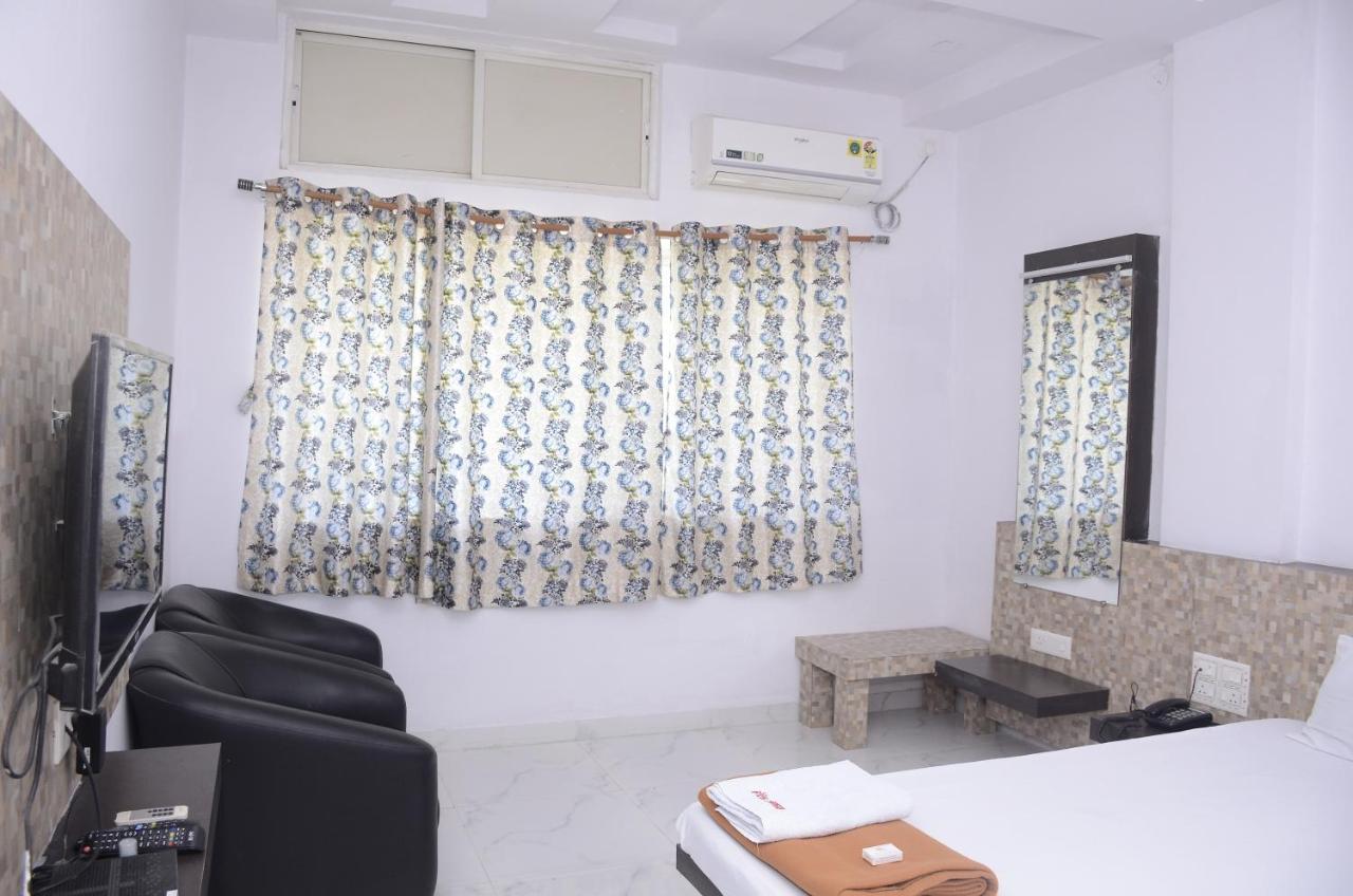 Hotel Mangalam Kurandvad Exterior photo