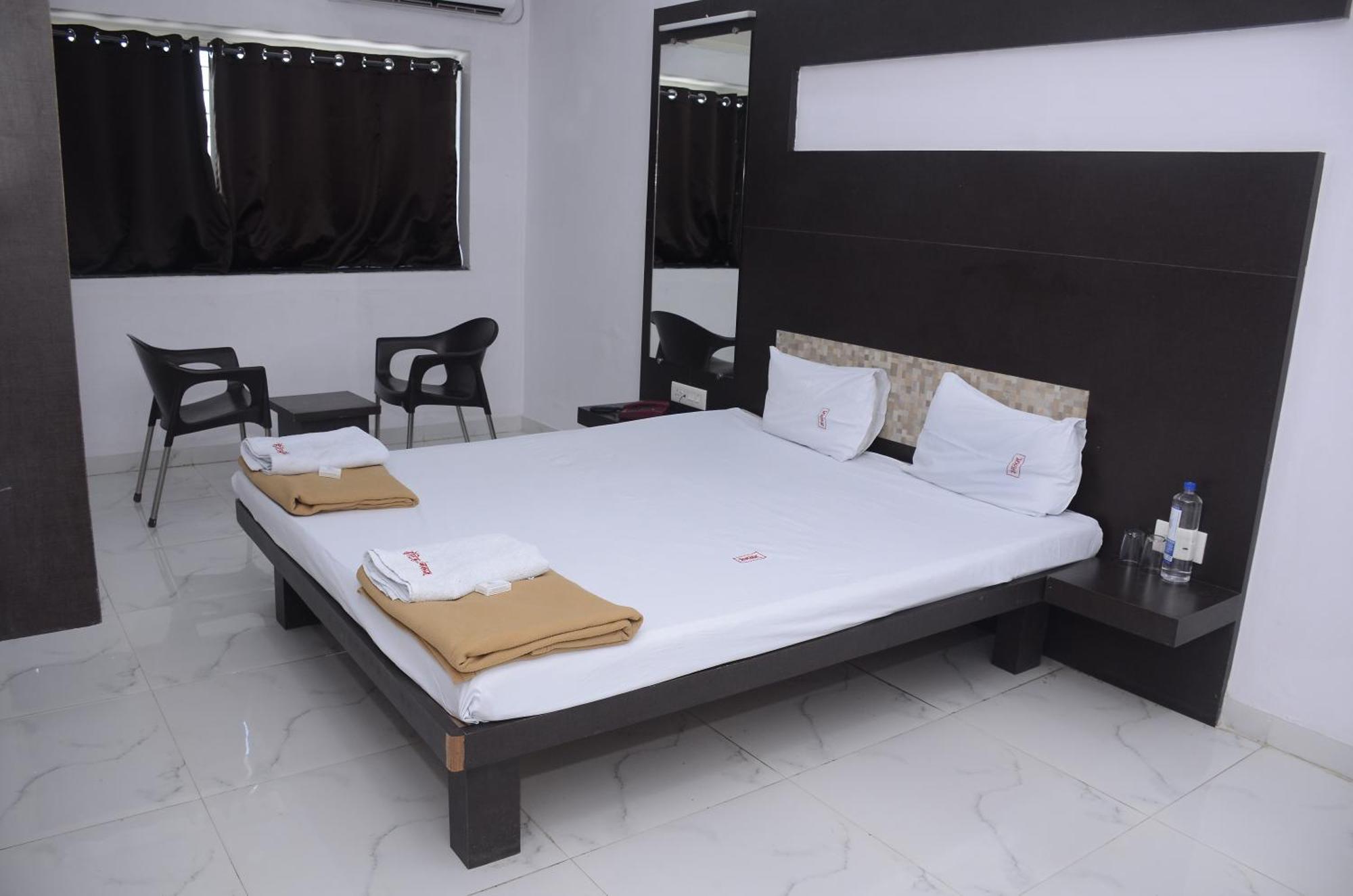 Hotel Mangalam Kurandvad Exterior photo